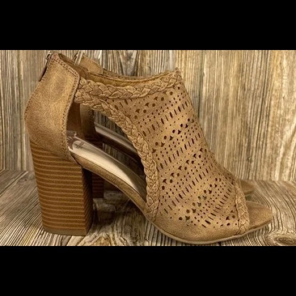 Fergalicious Shoes By Fergie Model PARKERR Brown Size 7M-EUC- 3 in Heels - A4 - Picture 2 of 6